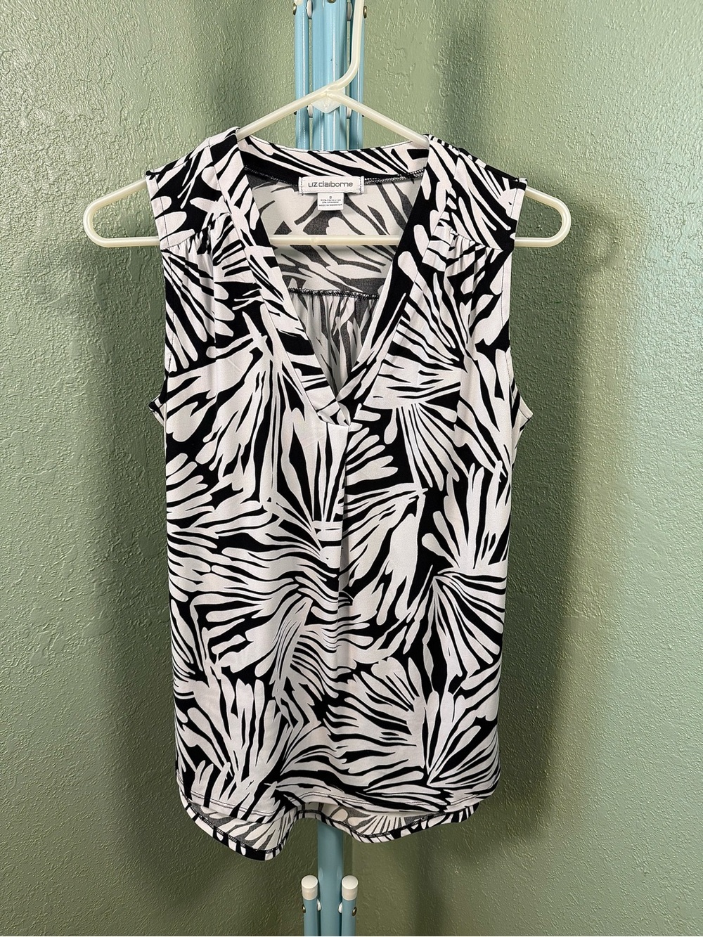 Liz Claiborne Black & White Sleeveless V-Neck Print Camisole